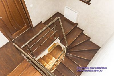 Винтовая лестница в гостинице Женева на Кубинке